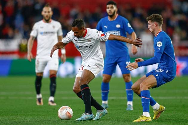 Mandatory Credit: Photo by Pressinphoto Shutterstock (13770804n) Guus Til of PSV Eindhoven and Fernando Reges of Sevilla FC Sevilla FC V PSV Eindhoven, UEFA Europa League, Play-off, 1st leg. Football, Ramon Sanchez Pizjuan Stadium, Sevilla, Spain - 16 Feb 2023 Editorial use only Sevilla FC V PSV Eindhoven, UEFA Europa League, Play-off, 1st leg. Football, Ramon Sanchez Pizjuan Stadium, Sevilla, Spain - 16 Feb 2023 Editorial use only Copyright: xPressinphoto Shutterstockx 13770804n