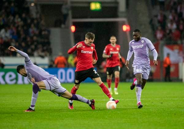 16.02.2023, GER, Fußball, Herren, UEFA, Fußball Europa League, Play-off, Saison 2022 2023, TSV Bayer 04 Leverkusen - AS Monaco Guillermo Maripan (AS Monaco, li.) gegen Florian Wirtz (TSV Bayer 04 Leverkusen, Mitte) und Youssouf Fofana (AS Monaco, re.) Leverkusen BayArena Nordrhein-Westfalen Deutschland