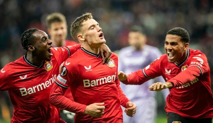 Sport Bilder des Tages 16.02.2023, GER, Fußball, Herren, UEFA, Fußball Europa League, Play-off, Saison 2022 2023, TSV Bayer 04 Leverkusen - AS Monaco Amine Adli (TSV Bayer 04 Leverkusen, li.) und Nadiem Amiri (TSV Bayer 04 Leverkusen, re.) jubeln mit dem Torschützen Florian Wirtz (TSV Bayer 04 Leverkusen) nach dem 2:1 Leverkusen BayArena Nordrhein-Westfalen Deutschland