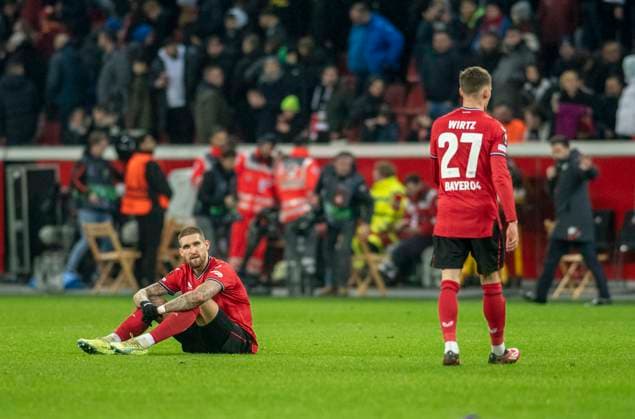 16.02.2023, GER, Fußball, Herren, UEFA, Fußball Europa League, Play-off, Saison 2022 2023, TSV Bayer 04 Leverkusen - AS Monaco (2:3) Robert Andrich (TSV Bayer 04 Leverkusen, li.) und Florian Wirtz (TSV Bayer 04 Leverkusen, re.) sind enttäuscht nach dem Schlusspfiff. Leverkusen BayArena Nordrhein-Westfalen Deutschland