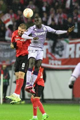 Robert Andrich ( Bayer 04 Leverkusen ) im Zweikampf mit Krepin Diatta ( AS Monaco ). GER, Bayer 04 Leverkusen vs AS Monaco, Fussball, Europa League, Play-offs Hinspiel, Spielzeit 2022 2023, 16.02.2023. DFL REGULATIONS PROHIBIT ANY USE OF PHOTOGRAPHS AS IMAGE SEQUENCES AND OR QUASI-VIDEO GER, Bayer 04 Leverkusen vs AS Monaco, Fussball, Europa League, Play-offs Hinspiel, Spielzeit 2022 2023, 16.02.2023. Leverkusen Copyright: xEibner-Pressefoto ThomasxThienelx EP_TTL