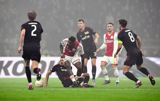 Fussball, Herren, Saison 2022 2023, Europa League (Play-Offs zum Achtelfinale, Hinspiel), Ajax Amsterdam - 1. FC Union Berlin, v. l. Morten Thorsby (1. FC Union Berlin), Danilho Doekhi (1. FC Union Berlin), Steven Bergwijn (Ajax Amsterdam), Robin Knoche (1. FC Union Berlin), Dusan Tadic (Ajax Amsterdam), Rani Khedira (1. FC Union Berlin), 16.02. 2023, Copyright: xMatthiasxKochx