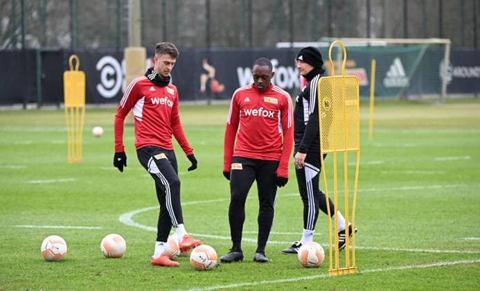 Fussball, Herren, Saison 2022 2023, Europa League, 1. FC Union Berlin, Training vor dem Spiel gegen Ajax Amsterdam, v. l. Janik Haberer (1. FC Union Berlin), Jerome Roussillon (1. FC Union Berlin), Athletiktrainer Martin Krüger (1. FC Union Berlin), 22.02. 2022, Copyright: xMatthiasxKochx