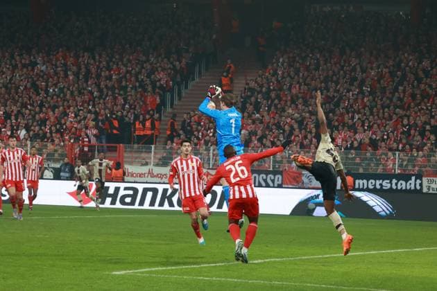 DEU, DFL, 1. FBL, 1.FC Union vs. Alax Amsterdamm, 23.02.2023, Stadion Alte Foersterei, Berlin, DEU, DFL, 1. FBL, 1.FC Union vs. Alax Amsterdamm, im Bild: Frederik Roennow (1.FC Union Berlin 1), Jerome Roussillon (1.FC Union Berlin 26), Diogo Leite (1.FC Union Berlin 4), Mohammed Kudus (Ajax Amsterdam 20) DFL - regulations prohibit any use of Photographs as image sequences and or quasi-video Foto: Juergen Engler nordphoto GmbH