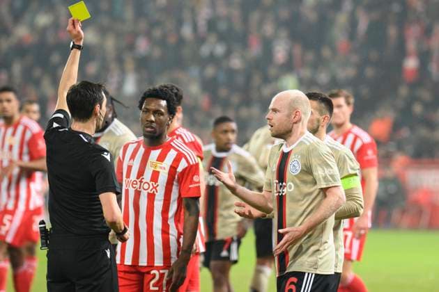 Gelb fuer Davy Klaassen (Ajax Amsterdam, 06), v.l. Sheraldo Becker (1.FC Union Berlin, 27), Davy Klaassen (Ajax Amsterdam, 06), GER, 1.FC Union Berlin vs AFC Ajax Amsterdam, UEFA Europa League , Rueckspiel, Saison - Spielzeit 2022 2023, 23.02.2023, DFL REGULATIONS PROHIBIT ANY USE OF PHOTOGRAPHS AS IMAGE SEQUENCES AND OR QUASI-VIDEO, GER, Berlin, 1.FC Union Berlin vs Ajax Amsterdam, UEFA Europa League , Rueckspiel, Spielzeit 2022 2023, 23.02.2023, fcuafc, afc, Berlin Copyright: xUwexKoch Eibner-Pressefotox EP_UKH