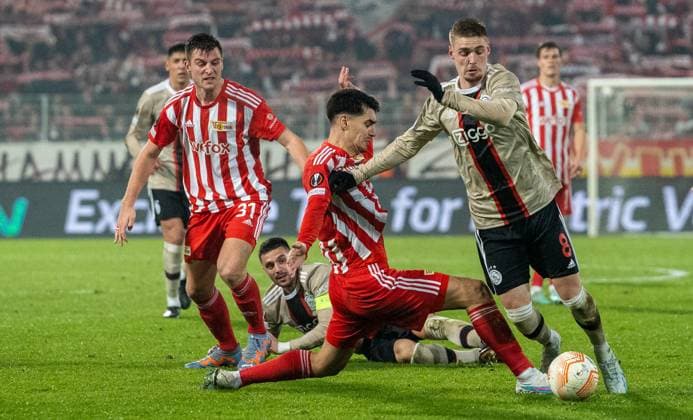 23.02.2023, GER, Fußball, Herren, UEFA, Fußball Europa League, Play-off, Saison 2022 2023, Rückspiel, 1. FC Union Berlin - Ajax Amsterdam Robin Knoche (1. FC union Berlin, li.), Diego Leite (1. FC union Berlin, Mitte) gegen Kenneth Taylor (Ajax Amsterdam, re.) Berlin Stadion An der Alten Försterei Berlin Deutschland