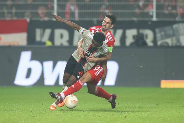 23.02.2023, xtgx, Fussball Europa League 1 8 Finale, 1. FC Union Berlin - Ajax Amsterdam emspor, v.l. Mohammed Kudus (Ajax Amsterdam, 20), Rani Khedira (Union Berlin, 8) Zweikampf, Duell, Kampf, tackle (DFL DFB REGULATIONS PROHIBIT ANY USE OF PHOTOGRAPHS as IMAGE SEQUENCES and or QUASI-VIDEO) Stadion an der Alten Foersterei