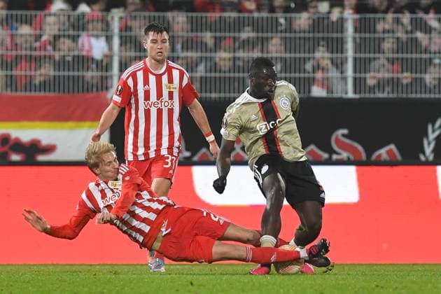 Fussball, Herren, Saison 2022 2023, Europa League, (Play-Offs zum Achtelfinale, Rückspiel), 1. FC Union Berlin - Ajax Amsterdam, v.l. Morten Thorsby (1. FC Union Berlin), Robin Knoche (1. FC Union Berlin) und Brian Brobbey (Ajax Amsterdam) im Zweikampf , 23.02. 2022, Copyright: xMatthiasxKochx