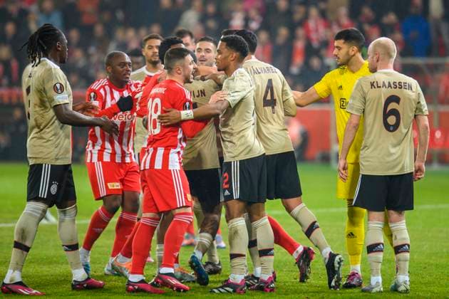 Unruhe auf dem Platz nach der Entscheidung zum Elfmeter, v.l. Calvin Bassey (Ajax Amsterdam, 03), Jerome Roussillon (1.FC Union Berlin, 26), Josip Juranovic (1.FC Union Berlin, 18), Jurrien Timber (Ajax Amsterdam, 02), Edson Alvarez (Ajax Amsterdam, 04), Geronimo Rulli (Ajax Amsterdam, 12), Davy Klaassen (Ajax Amsterdam, 06), GER, 1.FC Union Berlin vs AFC Ajax Amsterdam, UEFA Europa League , Rueckspiel, Saison - Spielzeit 2022 2023, 23.02.2023, DFL REGULATIONS PROHIBIT ANY USE OF PHOTOGRAPHS AS IMAGE SEQUENCES AND OR QUASI-VIDEO, GER, Berlin, 1.FC Union Berlin vs Ajax Amsterdam, UEFA Europa League , Rueckspiel, Spielzeit 2022 2023, 23.02.2023, fcuafc, afc, Berlin Copyright: xUwexKoch Eibner-Pressefotox EP_UKH