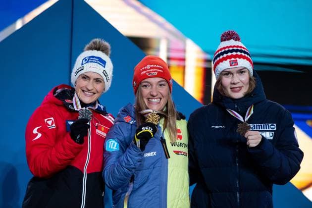 Weltmeisterin Katharina Althaus (Deutschland, mitte) jubelt auf dem Podium ueber Sieg und Goldmedaille im Skispringen von der HS102 Normalschanze, daneben Eva Pinkelnig (Oesterreich), Anna Odine Stroem (Norwegen), SLO, FIS Nordische Ski Weltmeisterschaft Planica 2023, WM Siegerehrung Kranjska Gora, 24.02.2023, Saison 2022 2023 SLO, FIS Nordische Ski Weltmeisterschaft Planica 2023, WM Siegerehrung Kranjska Gora, 24.02.2023, Saison 2022 2023 Planica Copyright: xEibner Memmlerx EP_MMR