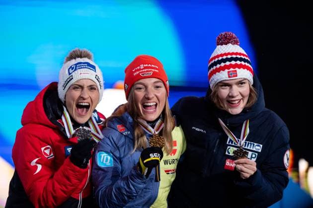 Weltmeisterin Katharina Althaus (Deutschland, mitte) jubelt auf dem Podium ueber Sieg und Goldmedaille im Skispringen von der HS102 Normalschanze, daneben Eva Pinkelnig (Oesterreich), Anna Odine Stroem (Norwegen), SLO, FIS Nordische Ski Weltmeisterschaft Planica 2023, WM Siegerehrung Kranjska Gora, 24.02.2023, Saison 2022 2023 SLO, FIS Nordische Ski Weltmeisterschaft Planica 2023, WM Siegerehrung Kranjska Gora, 24.02.2023, Saison 2022 2023 Planica Copyright: xEibner Memmlerx EP_MMR