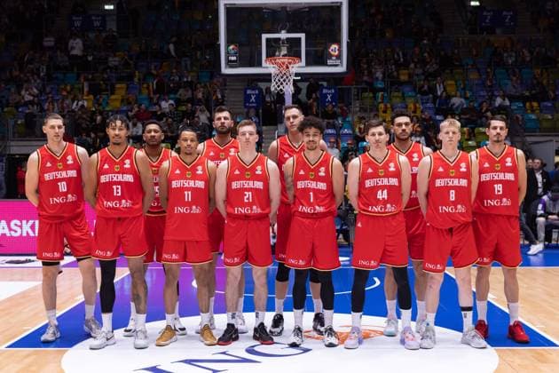 Deutschland - Schweden, WM-Qualifikation Deutsche Nationalmannscht. Von links: Jonas Richter (Deutschland, 10), Jason George (Deutschland, 1), Karim Jallow (Deutschland, 35), Nelson Weidemann (Deutschland, 11), Leon Kratzer (Deutschland, 34), Justus Hollatz (Deutschland, 21), Johannes Voigtmann (Deutschland, 7), Joshua Obiesie (Deutschland, 1), David Krämer (Deutschland, 44), Gavin Schilling (Deutschland, 33), Jacob Patrick (Deutschland, 8) und Lukas Wank (Deutschland, 19). Basketball-WM-Qualifikationsspiel zwischen Deutschland und Schweden am 24. Februar 2023 in der Süwag Energie ARENA in Frankfurt am Main., Frankfurt am Main Hessen Deutschland Süwag Energie ARENA