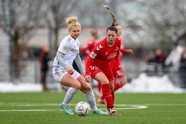 v.li.: Fiona Gaißer (FCB, 22) Nina Pelzer (Köln, 4) im Zweikampf, Duell, duel, tackle, Dynamik, Action, Aktion, 26.02.2023, München (Deutschland), Fussball,2. Frauen-Bundesliga, FC Bayern München II - 1. FC Köln II, DFB DFL REGULATIONS PROHIBIT ANY USE OF PHOTOGRAPHS AS IMAGE SEQUENCES AND OR QUASI-VIDEO.