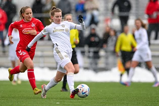 v.li.: Lilith Schmidt (Köln, 13) Sarah Ernst (FCB, 13) im Zweikampf, Duell, duel, tackle, Dynamik, Action, Aktion, 26.02.2023, München (Deutschland), Fussball,2. Frauen-Bundesliga, FC Bayern München II - 1. FC Köln II, DFB DFL REGULATIONS PROHIBIT ANY USE OF PHOTOGRAPHS AS IMAGE SEQUENCES AND OR QUASI-VIDEO.