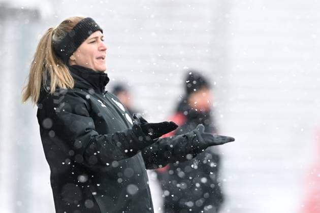 Trainerin Stephanie Caspari (Köln) gibt Anweisungen, gestikuliert, mit den Armen gestikulieren, gives instructions, gesticulate Einzelbild, Aktion, Action, 26.02.2023, München (Deutschland), Fussball,2. Frauen-Bundesliga, FC Bayern München II - 1. FC Köln II, DFB DFL REGULATIONS PROHIBIT ANY USE OF PHOTOGRAPHS AS IMAGE SEQUENCES AND OR QUASI-VIDEO.