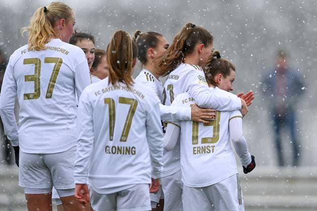 Spielerinnen des FC Bayern mit Torjubel, Jubel, Torjubel, Torerfolg, celebrate the goal, goal, celebration, Jubel ueber das Tor zum 1:0 durch Sarah Ernst (FCB, 13) (1.v.re.), optimistisch, Action, Aktion, 26.02.2023, München (Deutschland), Fussball,2. Frauen-Bundesliga, FC Bayern München II - 1. FC Köln II, DFB DFL REGULATIONS PROHIBIT ANY USE OF PHOTOGRAPHS AS IMAGE SEQUENCES AND OR QUASI-VIDEO.