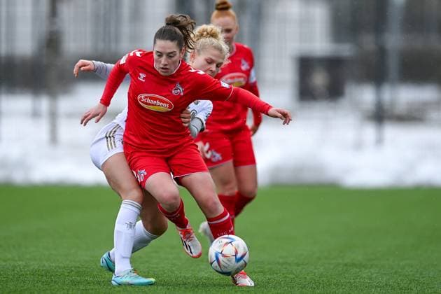 v.li.: Fiona Gaißer (FCB, 22) Leonie Krump (Köln, 6) im Zweikampf, Duell, duel, tackle, Dynamik, Action, Aktion, 26.02.2023, München (Deutschland), Fussball,2. Frauen-Bundesliga, FC Bayern München II - 1. FC Köln II, DFB DFL REGULATIONS PROHIBIT ANY USE OF PHOTOGRAPHS AS IMAGE SEQUENCES AND OR QUASI-VIDEO.