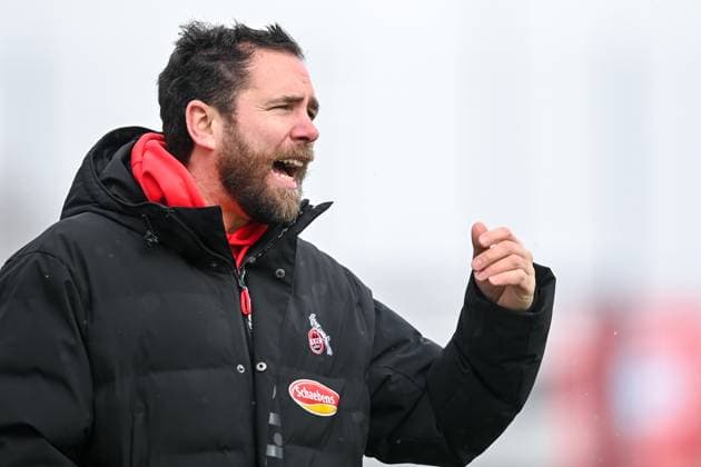 Trainer Sebastian Middeke (Köln) gibt Anweisungen, gestikuliert, mit den Armen gestikulieren, gives instructions, gesticulate Einzelbild, Aktion, Action, 26.02.2023, München (Deutschland), Fussball,2. Frauen-Bundesliga, FC Bayern München II - 1. FC Köln II, DFB DFL REGULATIONS PROHIBIT ANY USE OF PHOTOGRAPHS AS IMAGE SEQUENCES AND OR QUASI-VIDEO.