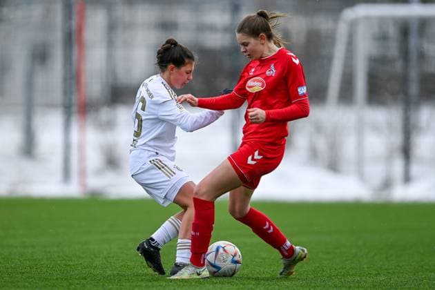 v.li.: Sophia Weixler (FCB, 16) Daria Collas (Köln, 9) im Zweikampf, Duell, duel, tackle, Dynamik, Action, Aktion, 26.02.2023, München (Deutschland), Fussball,2. Frauen-Bundesliga, FC Bayern München II - 1. FC Köln II, DFB DFL REGULATIONS PROHIBIT ANY USE OF PHOTOGRAPHS AS IMAGE SEQUENCES AND OR QUASI-VIDEO.