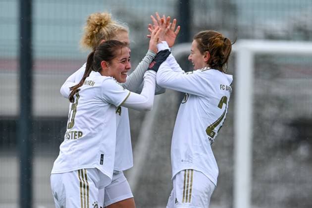 v.li.: Amelie Schuster (FCB, 8) Fiona Gaißer (FCB, 22) Stefanie Reischmann (FCB, 24) mit Torjubel, Jubel, Torjubel, Torerfolg, celebrate the goal, goal, celebration, Jubel ueber das Tor zum 2:0 durch Fiona Gaißer (FCB, 22), optimistisch, Action, Aktion, 26.02.2023, München (Deutschland), Fussball,2. Frauen-Bundesliga, FC Bayern München II - 1. FC Köln II, DFB DFL REGULATIONS PROHIBIT ANY USE OF PHOTOGRAPHS AS IMAGE SEQUENCES AND OR QUASI-VIDEO.