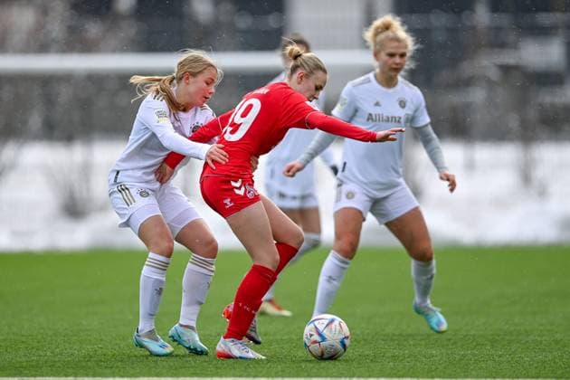 v.li.: Greta Hünten (FCB, 6) Carolin Elsen (Köln, 19) im Zweikampf, Duell, duel, tackle, Dynamik, Action, Aktion, 26.02.2023, München (Deutschland), Fussball,2. Frauen-Bundesliga, FC Bayern München II - 1. FC Köln II, DFB DFL REGULATIONS PROHIBIT ANY USE OF PHOTOGRAPHS AS IMAGE SEQUENCES AND OR QUASI-VIDEO.