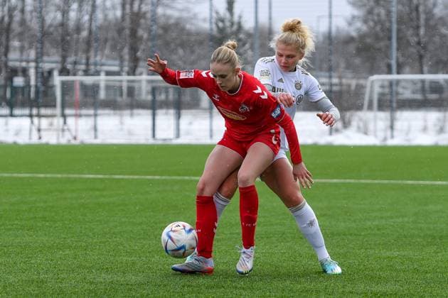 v.li.: Carolin Elsen (Köln, 19) Fiona Gaißer (FCB, 22) im Zweikampf, Duell, duel, tackle, Dynamik, Action, Aktion, 26.02.2023, München (Deutschland), Fussball,2. Frauen-Bundesliga, FC Bayern München II - 1. FC Köln II, DFB DFL REGULATIONS PROHIBIT ANY USE OF PHOTOGRAPHS AS IMAGE SEQUENCES AND OR QUASI-VIDEO.