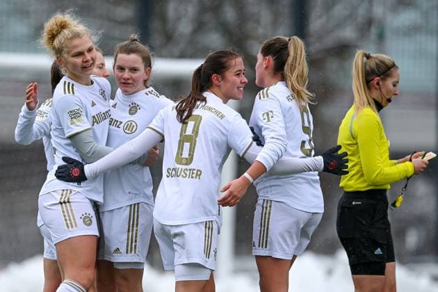 Spielerinnen des FC Bayern mit Torjubel, Jubel, Torjubel, Torerfolg, celebrate the goal, goal, celebration, Jubel ueber das Tor zum 2:0 durch Fiona Gaißer (FCB, 22) (1.v.li.), optimistisch, Action, Aktion, 26.02.2023, München (Deutschland), Fussball,2. Frauen-Bundesliga, FC Bayern München II - 1. FC Köln II, DFB DFL REGULATIONS PROHIBIT ANY USE OF PHOTOGRAPHS AS IMAGE SEQUENCES AND OR QUASI-VIDEO.
