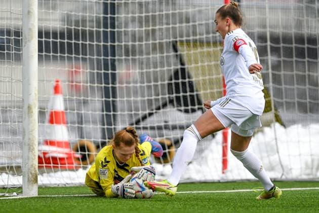 v.li.: Kristin Krammer (Torfrau, Köln, 1) Jana Kappes (FCB, 20) im Zweikampf, Duell, duel, tackle, Dynamik, Action, Aktion, 26.02.2023, München (Deutschland), Fussball,2. Frauen-Bundesliga, FC Bayern München II - 1. FC Köln II, DFB DFL REGULATIONS PROHIBIT ANY USE OF PHOTOGRAPHS AS IMAGE SEQUENCES AND OR QUASI-VIDEO.