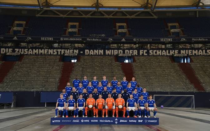 FC Schalke 04; 1.BL, Porträttermin 2022 2023, Mannschaftsfoto Obere Reihe v.li., Ibrahima Cisse, Marcin Kaminski, Sebastian Polter, Sepp van den Berg, Moritz Jenz, Marius Bülter, Maya Yoshida 2. Reihe von Oben, v.li., Dominick Drexler, Tom Krauß (FC Schalke 04), Henning Matriciani, Michael Frey, Alex Kral, Kenan Karaman, Niklas Tauer, Eder Balanta 3. Reihe von Oben, v.li., Danny Latza, Torwarttrainer Simon Henzler, Co Trainer Mike Büskens, Thomas Reis (Cheftrainer), Markus Gellhaus (Co Trainer), Co Trainer Matthias Kreutzer, Gerald Asamoah (Leiter Lizenzbereich), Soichiro Kozuki (FC Schalke 04), Leo Greiml (FC Schalke 04) Untere Reihe v.li., Tim Skarke (FC Schalke 04), Jere Uronen, Mehmet Can Aydin, Torwart Michael Langer, Torwart Alexander Schwolow, Torwart Ralf Fährmann, Torwart Justin Heekeren, Tobias Mohr, Rodrigo Zalazar, Cedric Brunner. Gelsenkirchen Nordrhein-Westfalen Deutschland