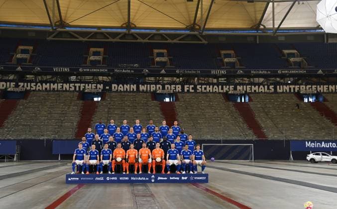 FC Schalke 04; 1.BL, Porträttermin 2022 2023, Mannschaftsfoto Obere Reihe v.li., Ibrahima Cisse, Marcin Kaminski, Sebastian Polter, Sepp van den Berg, Moritz Jenz, Marius Bülter, Maya Yoshida 2. Reihe von Oben, v.li., Dominick Drexler, Tom Krauß (FC Schalke 04), Henning Matriciani, Michael Frey, Alex Kral, Kenan Karaman, Niklas Tauer, Eder Balanta 3. Reihe von Oben, v.li., Danny Latza, Torwarttrainer Simon Henzler, Co Trainer Mike Büskens, Thomas Reis (Cheftrainer), Markus Gellhaus (Co Trainer), Co Trainer Matthias Kreutzer, Gerald Asamoah (Leiter Lizenzbereich), Soichiro Kozuki (FC Schalke 04), Leo Greiml (FC Schalke 04) Untere Reihe v.li., Tim Skarke (FC Schalke 04), Jere Uronen, Mehmet Can Aydin, Torwart Michael Langer, Torwart Alexander Schwolow, Torwart Ralf Fährmann, Torwart Justin Heekeren, Tobias Mohr, Rodrigo Zalazar, Cedric Brunner. Gelsenkirchen Nordrhein-Westfalen Deutschland