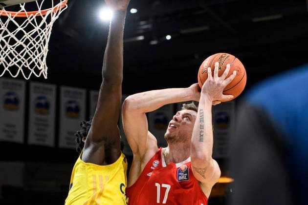 v.l. Jaleen Smith (Alba Berlin, 03), Jan Wimberg (FC Bayern Muenchen, 17), harter Zweikampf am Korb, GER, Alba Berlin vs FC Bayern Muenchen, BBL, Basketball - Bundesliga - Maenner, Mercedes Benz Arena, Woche 22, Saison 2022 2023, 04.03.23, 2023, GER, Alba Berlin vs FC Bayern Muenchen, BBL, Basketball - Bundesliga - Maenner, Woche 22, Saison 2022 2023, 04.03.23, Berlin Copyright: xEibner-Pressefoto UwexKochx EP_UKH