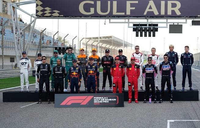05.03.2023, Bahrain International Circuit, Sakhir, Formula 1 Gulf Air Bahrain Grand Prix 2023 ,im Bild Klassenfoto 2023, alle Formel 1 Fahrer stehen zum Gruppenfoto bereit. Hintere Reihe von links nach rechts: Nyck de Vries (NLD), Scuderia AlphaTauri, Yuki Tsunoda (JPN), Scuderia AlphaTauri, Fernando Alonso (ESP), Aston Martin Aramco Cognizant Formula One Team, Lance Stroll (CAN), Aston Martin Aramco Cognizant Formula One Team, Oscar Piastri (AUS), McLaren F1 Team, Lando Norris (GBR), McLaren F1 Team, Guanyu Zhou (CHN), Alfa Romeo F1 Team Stake, Valtteri Bottas (FIN), Alfa Romeo F1 Team Stake, Nico Hülkenberg (DEU), Moneygram Haas F1 Team, Kevin Magnussen (DNK), Moneygram Haas F1 Team, Alexander Albon (GBR), Williams Racing, Logan Sargeant (USA), Williams Racing. Vordere Reihe von links nach rechts: George Russell (GBR), Mercedes-AMG Petronas Formula One Team, Lewis Hamilton (GBR), Mercedes-AMG Petronas Formula One Team, Sergio Perez (MEX), Oracle Red Bull Racing, Max Verstappen (NLD), Oracle Red Bull Racing, Charles Leclerc (MCO), Scuderia Ferrari, Carlos Sainz Jr. (ESP), Scuderia Ferrari, Pierre Gasly (FRA), BWT Alpine F1 Team, Esteban Ocon (FRA), BWT Alpine F1 Team. Sakhir Bahrain International Circuit Bahrain