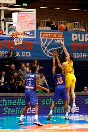 14.03.2023, easyCredit Basketball Bundesliga, BBL, Saison 2022 2023, Herren, Syntainics MBC - Alba Berlin, 7, Yanni Wetzell, Alba Berlin, 15, Stephon Jelks, Syntainics MBC Weißenfels Stadthalle Sachsen-Anhalt Germany