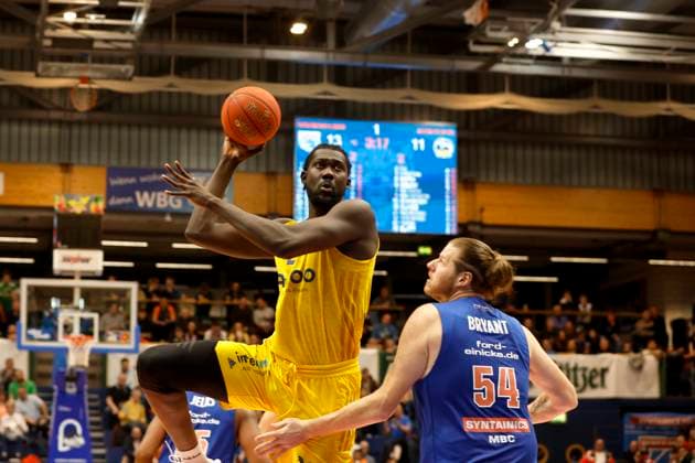 14.03.2023, easyCredit Basketball Bundesliga, BBL, Saison 2022 2023, Herren, Syntainics MBC - Alba Berlin, 21, Christ Koumadje, Alba Berlin, 54, John Bryant, Syntainics MBC Weißenfels Stadthalle Sachsen-Anhalt Germany