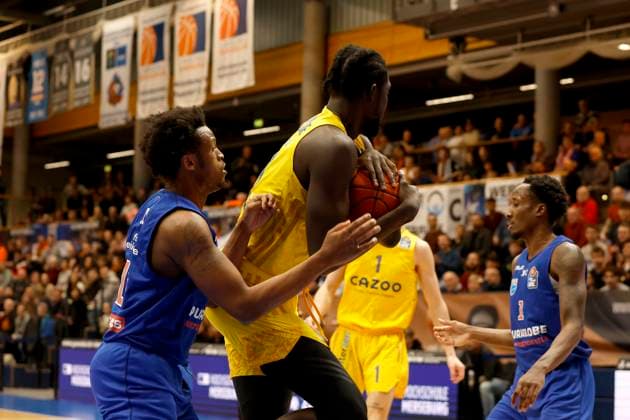 14.03.2023, easyCredit Basketball Bundesliga, BBL, Saison 2022 2023, Herren, Syntainics MBC - Alba Berlin, 21, Christ Koumadje, Alba Berlin, 15, Stephon Jelks, Syntainics MBC Weißenfels Stadthalle Sachsen-Anhalt Germany