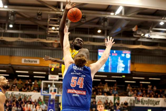 14.03.2023, easyCredit Basketball Bundesliga, BBL, Saison 2022 2023, Herren, Syntainics MBC - Alba Berlin, 21, Christ Koumadje, Alba Berlin, 54, John Bryant, Syntainics MBC Weißenfels Stadthalle Sachsen-Anhalt Germany