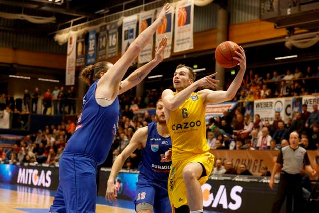 14.03.2023, easyCredit Basketball Bundesliga, BBL, Saison 2022 2023, Herren, Syntainics MBC - Alba Berlin, 6, Malte Delow, Alba Berlin, 54, John Bryant, Syntainics MBC Weißenfels Stadthalle Sachsen-Anhalt Germany