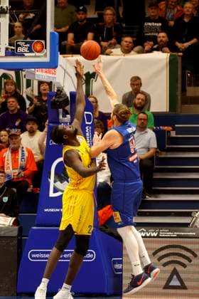 14.03.2023, easyCredit Basketball Bundesliga, BBL, Saison 2022 2023, Herren, Syntainics MBC - Alba Berlin, 54, John Bryant, Syntainics MBC, 21, Christ Koumadje, Alba Berlin Weißenfels Stadthalle Sachsen-Anhalt Germany