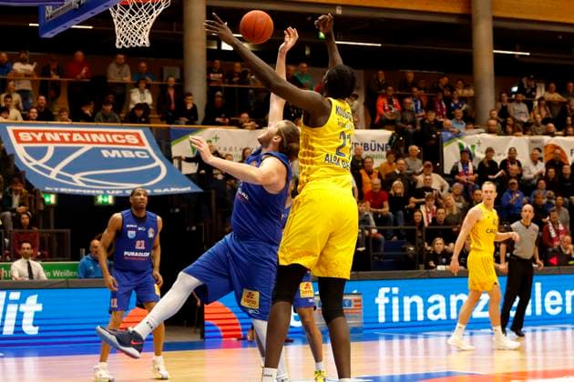 14.03.2023, easyCredit Basketball Bundesliga, BBL, Saison 2022 2023, Herren, Syntainics MBC - Alba Berlin, 54, John Bryant, Syntainics MBC, 21, Christ Koumadje, Alba Berlin Weißenfels Stadthalle Sachsen-Anhalt Germany