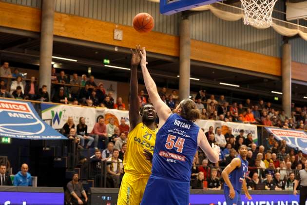 14.03.2023, easyCredit Basketball Bundesliga, BBL, Saison 2022 2023, Herren, Syntainics MBC - Alba Berlin, 54, John Bryant, Syntainics MBC, 21, Christ Koumadje, Alba Berlin Weißenfels Stadthalle Sachsen-Anhalt Germany