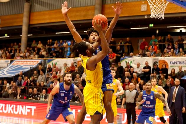 14.03.2023, easyCredit Basketball Bundesliga, BBL, Saison 2022 2023, Herren, Syntainics MBC - Alba Berlin, 3, Jaleen Smith, Alba Berlin, 11, Kostja Mushidi, Syntainics MBC Weißenfels Stadthalle Sachsen-Anhalt Germany