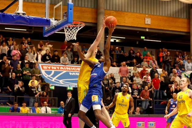 14.03.2023, easyCredit Basketball Bundesliga, BBL, Saison 2022 2023, Herren, Syntainics MBC - Alba Berlin, 1, Kris Clyburn, Syntainics MBC, 7, Yanni Wetzell, Alba Berlin Weißenfels Stadthalle Sachsen-Anhalt Germany