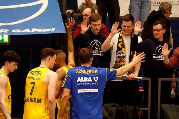 14.03.2023, easyCredit Basketball Bundesliga, BBL, Saison 2022 2023, Herren, Syntainics MBC - Alba Berlin, 10, Tim Schneider, Alba Berlin, 7, Yanni Wetzell, Alba Berlin bedanken sich bei den Fans Weißenfels Stadthalle Sachsen-Anhalt Germany