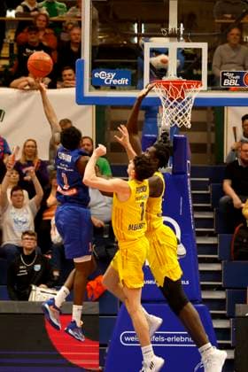 14.03.2023, easyCredit Basketball Bundesliga, BBL, Saison 2022 2023, Herren, Syntainics MBC - Alba Berlin, 1, Gabriele Procida, Alba Berlin, 7, Yanni Wetzell, Alba Berlin Weißenfels Stadthalle Sachsen-Anhalt Germany