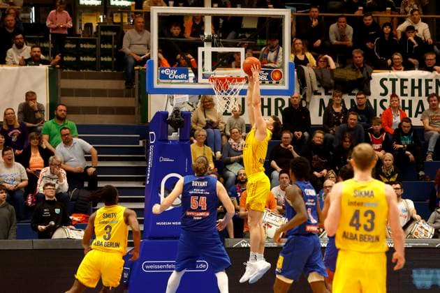 14.03.2023, easyCredit Basketball Bundesliga, BBL, Saison 2022 2023, Herren, Syntainics MBC - Alba Berlin, 7, Yanni Wetzell, Alba Berlin, 54, John Bryant, Syntainics MBC Weißenfels Stadthalle Sachsen-Anhalt Germany