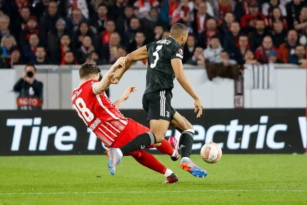 Bremer (Juventus Turin, 03) und Michael Gregoritsch (SC Freiburg, 38) im Kampf um den Ball , GER, SC Freiburg vs. Juventus Turin, Fussball, UEFA Europa League, Achtelfinale, 16.03.2023 GER, SC Freiburg vs. Juventus Turin, Fussball, UEFA Europa League, Achtelfinale, 16.03.2023 Freiburg im Breisgau Copyright: xEibner-Pressefoto GrantxHubbsx EP_GHS
