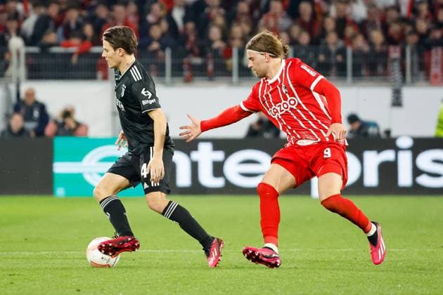 Nicolo Fagioli (Juventus Turin, 44) und Lucas Hoeler (SC Freiburg, 09) im Laufduell , GER, SC Freiburg vs. Juventus Turin, Fussball, UEFA Europa League, Achtelfinale, 16.03.2023 GER, SC Freiburg vs. Juventus Turin, Fussball, UEFA Europa League, Achtelfinale, 16.03.2023 Freiburg im Breisgau Copyright: xEibner-Pressefoto GrantxHubbsx EP_GHS