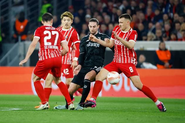 Nicolas Hoefler (SC Freiburg, 27), Ritsu Doan (SC Freiburg, 42), Adrien Rabiot (Juventus Turin, 25) und Maximilian Eggestein (SC Freiburg, 08) im Kampf um den Ball , GER, SC Freiburg vs. Juventus Turin, Fussball, UEFA Europa League, Achtelfinale, 16.03.2023 GER, SC Freiburg vs. Juventus Turin, Fussball, UEFA Europa League, Achtelfinale, 16.03.2023 Freiburg im Breisgau Copyright: xEibner-Pressefoto GrantxHubbsx EP_GHS