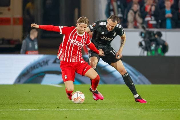 Lucas Hoeler (SC Freiburg, 09) und Federico Gatti (Juventus Turin, 15) im Zweikampf , GER, SC Freiburg vs. Juventus Turin, Fussball, UEFA Europa League, Achtelfinale, 16.03.2023 GER, SC Freiburg vs. Juventus Turin, Fussball, UEFA Europa League, Achtelfinale, 16.03.2023 Freiburg im Breisgau Copyright: xEibner-Pressefoto GrantxHubbsx EP_GHS