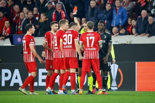 Sport Bilder des Tages Manuel Gulde (SC Freiburg, 05) bekommt die rote Karte von Schiedsrichter Serdar Goezuebueyuek , GER, SC Freiburg vs. Juventus Turin, Fussball, UEFA Europa League, Achtelfinale, 16.03.2023 GER, SC Freiburg vs. Juventus Turin, Fussball, UEFA Europa League, Achtelfinale, 16.03.2023 Freiburg im Breisgau Copyright: xEibner-Pressefoto GrantxHubbsx EP_GHS